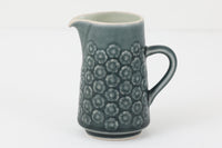 Kronjydenアズール、ブルーカラーのクリーマーです。1957年にKronjydenから制作が始まったシリーズは、その後Nissen、Bing&Grondahlと引き継がれ長く愛されたシリーズとなりました。デンマークではスウェーデンやフィンランドの陶器メーカーと並んで今でも非常に人気のある商品となります。