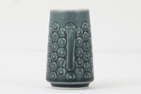 Kronjydenアズール、ブルーカラーのクリーマーです。1957年にKronjydenから制作が始まったシリーズは、その後Nissen、Bing&Grondahlと引き継がれ長く愛されたシリーズとなりました。デンマークではスウェーデンやフィンランドの陶器メーカーと並んで今でも非常に人気のある商品となります。