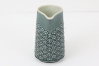 Kronjydenアズール、ブルーカラーのミルクジャグです。1957年にKronjydenから制作が始まったシリーズは、その後Nissen、Bing&Grondahlと引き継がれ長く愛されたシリーズとなりました。デンマークではスウェーデンやフィンランドの陶器メーカーと並んで今でも非常に人気のある商品となります。