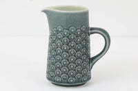 Kronjydenアズール、ブルーカラーのミルクジャグです。1957年にKronjydenから制作が始まったシリーズは、その後Nissen、Bing&Grondahlと引き継がれ長く愛されたシリーズとなりました。デンマークではスウェーデンやフィンランドの陶器メーカーと並んで今でも非常に人気のある商品となります。