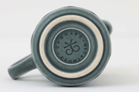 Kronjydenアズール、ブルーカラーのミルクジャグです。1957年にKronjydenから制作が始まったシリーズは、その後Nissen、Bing&Grondahlと引き継がれ長く愛されたシリーズとなりました。デンマークではスウェーデンやフィンランドの陶器メーカーと並んで今でも非常に人気のある商品となります。