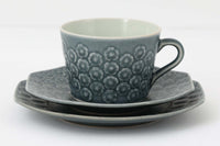 Kronjydenアズール、ブルーカラーのカップソーサーとケーキプレートのトリオです。1957年にKronjydenから制作が始まったシリーズは、その後Nissen、Bing&Grondahlと引き継がれ長く愛されたシリーズとなりました。デンマークではスウェーデンやフィンランドの陶器メーカーと並んで今でも非常に人気のある商品となります。