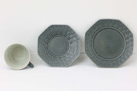 Kronjydenアズール、ブルーカラーのカップソーサーとケーキプレートのトリオです。1957年にKronjydenから制作が始まったシリーズは、その後Nissen、Bing&Grondahlと引き継がれ長く愛されたシリーズとなりました。デンマークではスウェーデンやフィンランドの陶器メーカーと並んで今でも非常に人気のある商品となります。