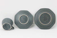 Kronjydenアズール、ブルーカラーのカップソーサーとケーキプレートのトリオです。1957年にKronjydenから制作が始まったシリーズは、その後Nissen、Bing&Grondahlと引き継がれ長く愛されたシリーズとなりました。デンマークではスウェーデンやフィンランドの陶器メーカーと並んで今でも非常に人気のある商品となります。