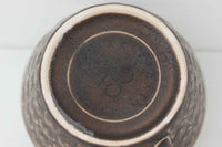 Kronjydenアズール、ブラウンカラーのカップソーサーです。1957年にKronjydenから制作が始まったシリーズは、その後Nissen、Bing&Grondahlと引き継がれ長く愛されたシリーズとなりました。デンマークではスウェーデンやフィンランドの陶器メーカーと並んで今でも非常に人気のある商品となります。