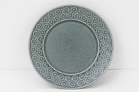 Kronjydenアズール、ブルーカラーのプレートです。1957年にKronjydenから制作が始まったシリーズは、その後Nissen、Bing&Grondahlと引き継がれ長く愛されたシリーズとなりました。デンマークではスウェーデンやフィンランドの陶器メーカーと並んで今でも非常に人気のある商品となります。