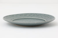 Kronjydenアズール、ブルーカラーのプレートです。1957年にKronjydenから制作が始まったシリーズは、その後Nissen、Bing&Grondahlと引き継がれ長く愛されたシリーズとなりました。デンマークではスウェーデンやフィンランドの陶器メーカーと並んで今でも非常に人気のある商品となります。