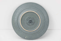 Kronjydenアズール、ブルーカラーのプレートです。1957年にKronjydenから制作が始まったシリーズは、その後Nissen、Bing&Grondahlと引き継がれ長く愛されたシリーズとなりました。デンマークではスウェーデンやフィンランドの陶器メーカーと並んで今でも非常に人気のある商品となります。