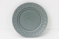 Kronjydenアズール、ブルーカラーのプレートです。1957年にKronjydenから制作が始まったシリーズは、その後Nissen、Bing&Grondahlと引き継がれ長く愛されたシリーズとなりました。デンマークではスウェーデンやフィンランドの陶器メーカーと並んで今でも非常に人気のある商品となります。