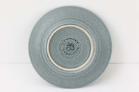 Kronjydenアズール、ブルーカラーのプレートです。1957年にKronjydenから制作が始まったシリーズは、その後Nissen、Bing&Grondahlと引き継がれ長く愛されたシリーズとなりました。デンマークではスウェーデンやフィンランドの陶器メーカーと並んで今でも非常に人気のある商品となります。