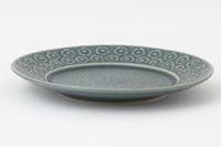 Kronjydenアズール、ブルーカラーのプレートです。1957年にKronjydenから制作が始まったシリーズは、その後Nissen、Bing&Grondahlと引き継がれ長く愛されたシリーズとなりました。デンマークではスウェーデンやフィンランドの陶器メーカーと並んで今でも非常に人気のある商品となります。