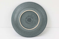 Kronjydenアズール、ブルーカラーのプレートです。1957年にKronjydenから制作が始まったシリーズは、その後Nissen、Bing&Grondahlと引き継がれ長く愛されたシリーズとなりました。デンマークではスウェーデンやフィンランドの陶器メーカーと並んで今でも非常に人気のある商品となります。