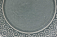 Kronjydenアズール、ブルーカラーのプレートです。1957年にKronjydenから制作が始まったシリーズは、その後Nissen、Bing&Grondahlと引き継がれ長く愛されたシリーズとなりました。デンマークではスウェーデンやフィンランドの陶器メーカーと並んで今でも非常に人気のある商品となります。