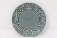 Kronjydenアズール、ブルーカラーのプレートです。1957年にKronjydenから制作が始まったシリーズは、その後Nissen、Bing&Grondahlと引き継がれ長く愛されたシリーズとなりました。デンマークではスウェーデンやフィンランドの陶器メーカーと並んで今でも非常に人気のある商品となります。