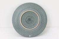 Kronjydenアズール、ブルーカラーのプレートです。1957年にKronjydenから制作が始まったシリーズは、その後Nissen、Bing&Grondahlと引き継がれ長く愛されたシリーズとなりました。デンマークではスウェーデンやフィンランドの陶器メーカーと並んで今でも非常に人気のある商品となります。