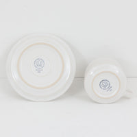 デンマークを代表するデザイナー、イェンス・H・クイストゴーによる「Cordial(コーディアル)」シリーズのヴィンテージカップ&ソーサーです。1960年代にKronjydenから制作が始まったシリーズは、その後Nissen、Bing&Grondahlと引き継がれ長く愛されたシリーズとなりました。ストーンウェアにハートを連想させる繊細な型押し模様が施されており、デンマークではスウェーデンやフィンランドの陶器メーカーと並んで今でも非常に人気のある商品となります。