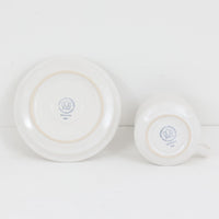 デンマークを代表するデザイナー、イェンス・H・クイストゴーによる「Cordial(コーディアル)」シリーズのヴィンテージカップ&ソーサーです。1960年代にKronjydenから制作が始まったシリーズは、その後Nissen、Bing&Grondahlと引き継がれ長く愛されたシリーズとなりました。ストーンウェアにハートを連想させる繊細な型押し模様が施されており、デンマークではスウェーデンやフィンランドの陶器メーカーと並んで今でも非常に人気のある商品となります。