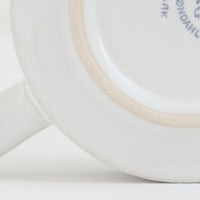 デンマークを代表するデザイナー、イェンス・H・クイストゴーによる「Cordial(コーディアル)」シリーズのヴィンテージカップ&ソーサーです。1960年代にKronjydenから制作が始まったシリーズは、その後Nissen、Bing&Grondahlと引き継がれ長く愛されたシリーズとなりました。ストーンウェアにハートを連想させる繊細な型押し模様が施されており、デンマークではスウェーデンやフィンランドの陶器メーカーと並んで今でも非常に人気のある商品となります。