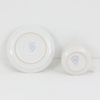 デンマークを代表するデザイナー、イェンス・H・クイストゴーによる「Cordial(コーディアル)」シリーズのヴィンテージカップ&ソーサーです。1960年代にKronjydenから制作が始まったシリーズは、その後Nissen、Bing&Grondahlと引き継がれ長く愛されたシリーズとなりました。ストーンウェアにハートを連想させる繊細な型押し模様が施されており、デンマークではスウェーデンやフィンランドの陶器メーカーと並んで今でも非常に人気のある商品となります。