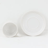 デンマークを代表するデザイナー、イェンス・H・クイストゴーによる「Cordial(コーディアル)」シリーズのヴィンテージカップ&ソーサーです。1960年代にKronjydenから制作が始まったシリーズは、その後Nissen、Bing&Grondahlと引き継がれ長く愛されたシリーズとなりました。ストーンウェアにハートを連想させる繊細な型押し模様が施されており、デンマークではスウェーデンやフィンランドの陶器メーカーと並んで今でも非常に人気のある商品となります。