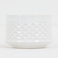 デンマークを代表するデザイナー、イェンス・H・クイストゴーによる「Cordial(コーディアル)」シリーズのヴィンテージシュガーポットです。1960年代にKronjydenから制作が始まったシリーズは、その後Nissen、Bing&Grondahlと引き継がれ長く愛されたシリーズとなりました。ストーンウェアにハートを連想させる繊細な型押し模様が施されており、デンマークではスウェーデンやフィンランドの陶器メーカーと並んで今でも非常に人気のある商品となります。