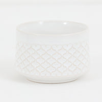 デンマークを代表するデザイナー、イェンス・H・クイストゴーによる「Cordial(コーディアル)」シリーズのヴィンテージシュガーポットです。1960年代にKronjydenから制作が始まったシリーズは、その後Nissen、Bing&Grondahlと引き継がれ長く愛されたシリーズとなりました。ストーンウェアにハートを連想させる繊細な型押し模様が施されており、デンマークではスウェーデンやフィンランドの陶器メーカーと並んで今でも非常に人気のある商品となります。