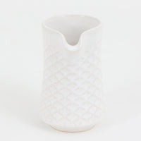 デンマークを代表するデザイナー、イェンス・H・クイストゴーによる「Cordial(コーディアル)」シリーズのヴィンテージクリーマーです。1960年代にKronjydenから制作が始まったシリーズは、その後Nissen、Bing&Grondahlと引き継がれ長く愛されたシリーズとなりました。ストーンウェアにハートを連想させる繊細な型押し模様が施されており、デンマークではスウェーデンやフィンランドの陶器メーカーと並んで今でも非常に人気のある商品となります。