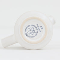 デンマークを代表するデザイナー、イェンス・H・クイストゴーによる「Cordial(コーディアル)」シリーズのヴィンテージクリーマーです。1960年代にKronjydenから制作が始まったシリーズは、その後Nissen、Bing&Grondahlと引き継がれ長く愛されたシリーズとなりました。ストーンウェアにハートを連想させる繊細な型押し模様が施されており、デンマークではスウェーデンやフィンランドの陶器メーカーと並んで今でも非常に人気のある商品となります。