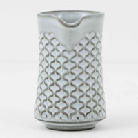 デンマークを代表するデザイナー、イェンス・H・クイストゴーによる「Cordial(コーディアル)」シリーズのヴィンテージクリーマーです。1960年代にKronjydenから制作が始まったシリーズは、その後Nissen、Bing&Grondahlと引き継がれ長く愛されたシリーズとなりました。ストーンウェアにハートを連想させる繊細な型押し模様が施されており、デンマークではスウェーデンやフィンランドの陶器メーカーと並んで今でも非常に人気のある商品となります。