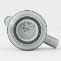 デンマークを代表するデザイナー、イェンス・H・クイストゴーによる「Cordial(コーディアル)」シリーズのヴィンテージクリーマーです。1960年代にKronjydenから制作が始まったシリーズは、その後Nissen、Bing&Grondahlと引き継がれ長く愛されたシリーズとなりました。ストーンウェアにハートを連想させる繊細な型押し模様が施されており、デンマークではスウェーデンやフィンランドの陶器メーカーと並んで今でも非常に人気のある商品となります。