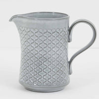デンマークを代表するデザイナー、イェンス・H・クイストゴーによる「Cordial(コーディアル)」シリーズのヴィンテージ・ミルクジャグ(ピッチャー)です。1960年代にKronjydenから制作が始まったシリーズは、その後Nissen、Bing&Grondahlと引き継がれ長く愛されたシリーズとなりました。淡いグレーのストーンウェアにハートを連想させる繊細な型押し模様が施されており、デンマークではスウェーデンやフィンランドの陶器メーカーと並んで今でも非常に人気のある商品となります。