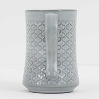 デンマークを代表するデザイナー、イェンス・H・クイストゴーによる「Cordial(コーディアル)」シリーズのヴィンテージ・ミルクジャグ(ピッチャー)です。1960年代にKronjydenから制作が始まったシリーズは、その後Nissen、Bing&Grondahlと引き継がれ長く愛されたシリーズとなりました。淡いグレーのストーンウェアにハートを連想させる繊細な型押し模様が施されており、デンマークではスウェーデンやフィンランドの陶器メーカーと並んで今でも非常に人気のある商品となります。