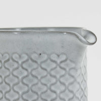 デンマークを代表するデザイナー、イェンス・H・クイストゴーによる「Cordial(コーディアル)」シリーズのヴィンテージ・ミルクジャグ(ピッチャー)です。1960年代にKronjydenから制作が始まったシリーズは、その後Nissen、Bing&Grondahlと引き継がれ長く愛されたシリーズとなりました。淡いグレーのストーンウェアにハートを連想させる繊細な型押し模様が施されており、デンマークではスウェーデンやフィンランドの陶器メーカーと並んで今でも非常に人気のある商品となります。