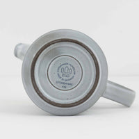 デンマークを代表するデザイナー、イェンス・H・クイストゴーによる「Cordial(コーディアル)」シリーズのヴィンテージ・ミルクジャグ(ピッチャー)です。1960年代にKronjydenから制作が始まったシリーズは、その後Nissen、Bing&Grondahlと引き継がれ長く愛されたシリーズとなりました。淡いグレーのストーンウェアにハートを連想させる繊細な型押し模様が施されており、デンマークではスウェーデンやフィンランドの陶器メーカーと並んで今でも非常に人気のある商品となります。