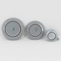 デンマークを代表するデザイナー、イェンス・H・クイストゴーによる「Cordial(コーディアル)」シリーズのヴィンテージ・トリオセット(ティーカップ、ソーサー、プレート)です。1960年代にKronjydenから制作が始まったシリーズは、その後Nissen、Bing&Grondahlと引き継がれ長く愛されたシリーズとなりました。淡いグレーのストーンウェアにハートを連想させる繊細な型押し模様が施されており、デンマークではスウェーデンやフィンランドの陶器メーカーと並んで今でも非常に人気のある商品となります。