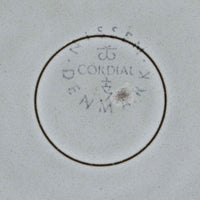 デンマークを代表するデザイナー、イェンス・H・クイストゴーによる「Cordial(コーディアル)」シリーズのヴィンテージ・トリオセット(ティーカップ、ソーサー、プレート)です。1960年代にKronjydenから制作が始まったシリーズは、その後Nissen、Bing&Grondahlと引き継がれ長く愛されたシリーズとなりました。淡いグレーのストーンウェアにハートを連想させる繊細な型押し模様が施されており、デンマークではスウェーデンやフィンランドの陶器メーカーと並んで今でも非常に人気のある商品となります。