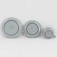 デンマークを代表するデザイナー、イェンス・H・クイストゴーによる「Cordial(コーディアル)」シリーズのヴィンテージ・トリオセット(ティーカップ、ソーサー、プレート)です。1960年代にKronjydenから制作が始まったシリーズは、その後Nissen、Bing&Grondahlと引き継がれ長く愛されたシリーズとなりました。淡いグレーのストーンウェアにハートを連想させる繊細な型押し模様が施されており、デンマークではスウェーデンやフィンランドの陶器メーカーと並んで今でも非常に人気のある商品となります。