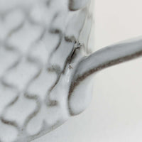 デンマークを代表するデザイナー、イェンス・H・クイストゴーによる「Cordial(コーディアル)」シリーズのヴィンテージ・トリオセット(ティーカップ、ソーサー、プレート)です。1960年代にKronjydenから制作が始まったシリーズは、その後Nissen、Bing&Grondahlと引き継がれ長く愛されたシリーズとなりました。淡いグレーのストーンウェアにハートを連想させる繊細な型押し模様が施されており、デンマークではスウェーデンやフィンランドの陶器メーカーと並んで今でも非常に人気のある商品となります。