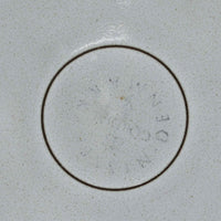 デンマークを代表するデザイナー、イェンス・H・クイストゴーによる「Cordial(コーディアル)」シリーズのヴィンテージ・トリオセット(ティーカップ、ソーサー、プレート)です。1960年代にKronjydenから制作が始まったシリーズは、その後Nissen、Bing&Grondahlと引き継がれ長く愛されたシリーズとなりました。淡いグレーのストーンウェアにハートを連想させる繊細な型押し模様が施されており、デンマークではスウェーデンやフィンランドの陶器メーカーと並んで今でも非常に人気のある商品となります。