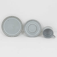 デンマークを代表するデザイナー、イェンス・H・クイストゴーによる「Cordial(コーディアル)」シリーズのヴィンテージ・トリオセット(ティーカップ、ソーサー、プレート)です。1960年代にKronjydenから制作が始まったシリーズは、その後Nissen、Bing&Grondahlと引き継がれ長く愛されたシリーズとなりました。淡いグレーのストーンウェアにハートを連想させる繊細な型押し模様が施されており、デンマークではスウェーデンやフィンランドの陶器メーカーと並んで今でも非常に人気のある商品となります。