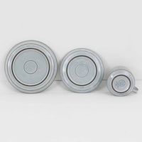 デンマークを代表するデザイナー、イェンス・H・クイストゴーによる「Cordial(コーディアル)」シリーズのヴィンテージ・トリオセット(ティーカップ、ソーサー、プレート)です。1960年代にKronjydenから制作が始まったシリーズは、その後Nissen、Bing&Grondahlと引き継がれ長く愛されたシリーズとなりました。淡いグレーのストーンウェアにハートを連想させる繊細な型押し模様が施されており、デンマークではスウェーデンやフィンランドの陶器メーカーと並んで今でも非常に人気のある商品となります。