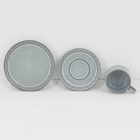 デンマークを代表するデザイナー、イェンス・H・クイストゴーによる「Cordial(コーディアル)」シリーズのヴィンテージ・トリオセット(ティーカップ、ソーサー、プレート)です。1960年代にKronjydenから制作が始まったシリーズは、その後Nissen、Bing&Grondahlと引き継がれ長く愛されたシリーズとなりました。淡いグレーのストーンウェアにハートを連想させる繊細な型押し模様が施されており、デンマークではスウェーデンやフィンランドの陶器メーカーと並んで今でも非常に人気のある商品となります。