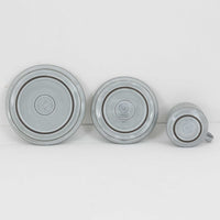 デンマークを代表するデザイナー、イェンス・H・クイストゴーによる「Cordial(コーディアル)」シリーズのヴィンテージ・トリオセット(ティーカップ、ソーサー、プレート)です。1960年代にKronjydenから制作が始まったシリーズは、その後Nissen、Bing&Grondahlと引き継がれ長く愛されたシリーズとなりました。淡いグレーのストーンウェアにハートを連想させる繊細な型押し模様が施されており、デンマークではスウェーデンやフィンランドの陶器メーカーと並んで今でも非常に人気のある商品となります。