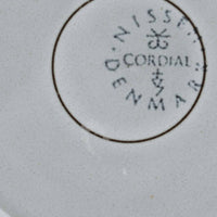 デンマークを代表するデザイナー、イェンス・H・クイストゴーによる「Cordial(コーディアル)」シリーズのヴィンテージ・トリオセット(ティーカップ、ソーサー、プレート)です。1960年代にKronjydenから制作が始まったシリーズは、その後Nissen、Bing&Grondahlと引き継がれ長く愛されたシリーズとなりました。淡いグレーのストーンウェアにハートを連想させる繊細な型押し模様が施されており、デンマークではスウェーデンやフィンランドの陶器メーカーと並んで今でも非常に人気のある商品となります。