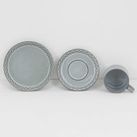 デンマークを代表するデザイナー、イェンス・H・クイストゴーによる「Cordial(コーディアル)」シリーズのヴィンテージ・トリオセット(ティーカップ、ソーサー、プレート)です。1960年代にKronjydenから制作が始まったシリーズは、その後Nissen、Bing&Grondahlと引き継がれ長く愛されたシリーズとなりました。淡いグレーのストーンウェアにハートを連想させる繊細な型押し模様が施されており、デンマークではスウェーデンやフィンランドの陶器メーカーと並んで今でも非常に人気のある商品となります。