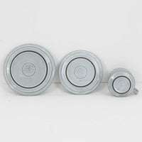 デンマークを代表するデザイナー、イェンス・H・クイストゴーによる「Cordial(コーディアル)」シリーズのヴィンテージ・トリオセット(ティーカップ、ソーサー、プレート)です。1960年代にKronjydenから制作が始まったシリーズは、その後Nissen、Bing&Grondahlと引き継がれ長く愛されたシリーズとなりました。淡いグレーのストーンウェアにハートを連想させる繊細な型押し模様が施されており、デンマークではスウェーデンやフィンランドの陶器メーカーと並んで今でも非常に人気のある商品となります。