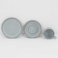 デンマークを代表するデザイナー、イェンス・H・クイストゴーによる「Cordial(コーディアル)」シリーズのヴィンテージ・トリオセット(ティーカップ、ソーサー、プレート)です。1960年代にKronjydenから制作が始まったシリーズは、その後Nissen、Bing&Grondahlと引き継がれ長く愛されたシリーズとなりました。淡いグレーのストーンウェアにハートを連想させる繊細な型押し模様が施されており、デンマークではスウェーデンやフィンランドの陶器メーカーと並んで今でも非常に人気のある商品となります。