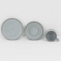 デンマークを代表するデザイナー、イェンス・H・クイストゴーによる「Cordial(コーディアル)」シリーズのヴィンテージ・トリオセット(ティーカップ、ソーサー、プレート)です。1960年代にKronjydenから制作が始まったシリーズは、その後Nissen、Bing&Grondahlと引き継がれ長く愛されたシリーズとなりました。淡いグレーのストーンウェアにハートを連想させる繊細な型押し模様が施されており、デンマークではスウェーデンやフィンランドの陶器メーカーと並んで今でも非常に人気のある商品となります。