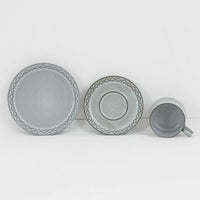 デンマークを代表するデザイナー、イェンス・H・クイストゴーによる「Cordial(コーディアル)」シリーズのヴィンテージ・トリオセット(ティーカップ、ソーサー、プレート)です。1960年代にKronjydenから制作が始まったシリーズは、その後Nissen、Bing&Grondahlと引き継がれ長く愛されたシリーズとなりました。淡いグレーのストーンウェアにハートを連想させる繊細な型押し模様が施されており、デンマークではスウェーデンやフィンランドの陶器メーカーと並んで今でも非常に人気のある商品となります。