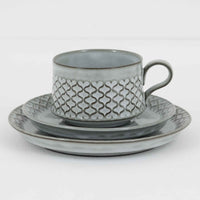 デンマークを代表するデザイナー、イェンス・H・クイストゴーによる「Cordial(コーディアル)」シリーズのヴィンテージ・トリオセット(ティーカップ、ソーサー、プレート)です。1960年代にKronjydenから制作が始まったシリーズは、その後Nissen、Bing&Grondahlと引き継がれ長く愛されたシリーズとなりました。淡いグレーのストーンウェアにハートを連想させる繊細な型押し模様が施されており、デンマークではスウェーデンやフィンランドの陶器メーカーと並んで今でも非常に人気のある商品となります。